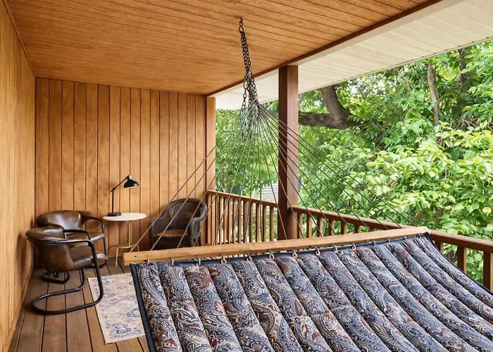 Spacious 5-bedroom Retreat In Ferienhaus