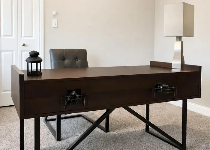 Spacious 5-bedroom Retreat In * Forest Park