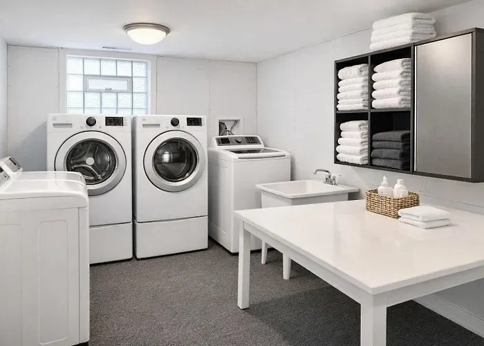 Spacious 5-bedroom Retreat In * Forest Park