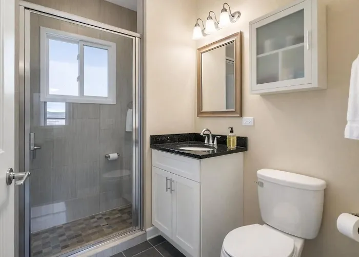 Spacious 5-bedroom Retreat In * Forest Park
