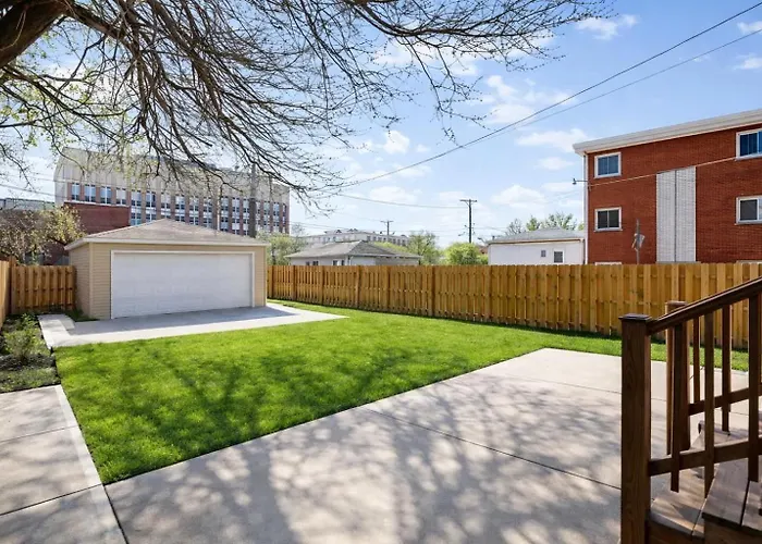 Spacious 5-bedroom Retreat In Forest Park